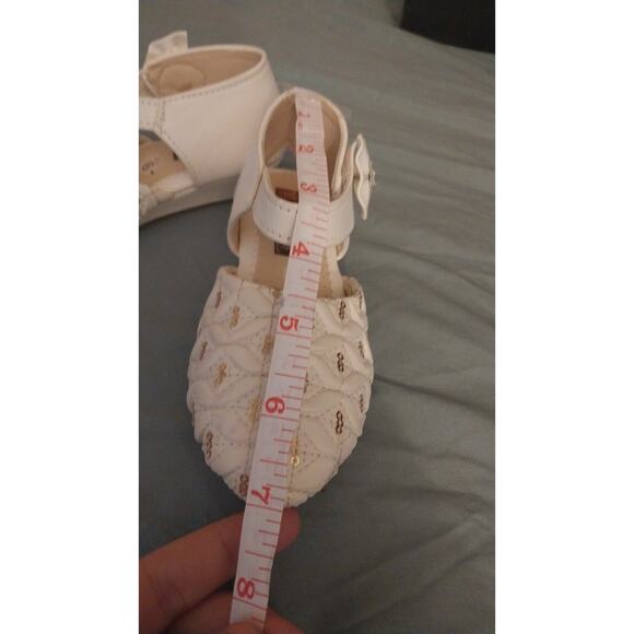 Elegant Quilted White Flats With Gold Accents And A Rhinestone Bow Girls Size 9 - Picture 6 of 7